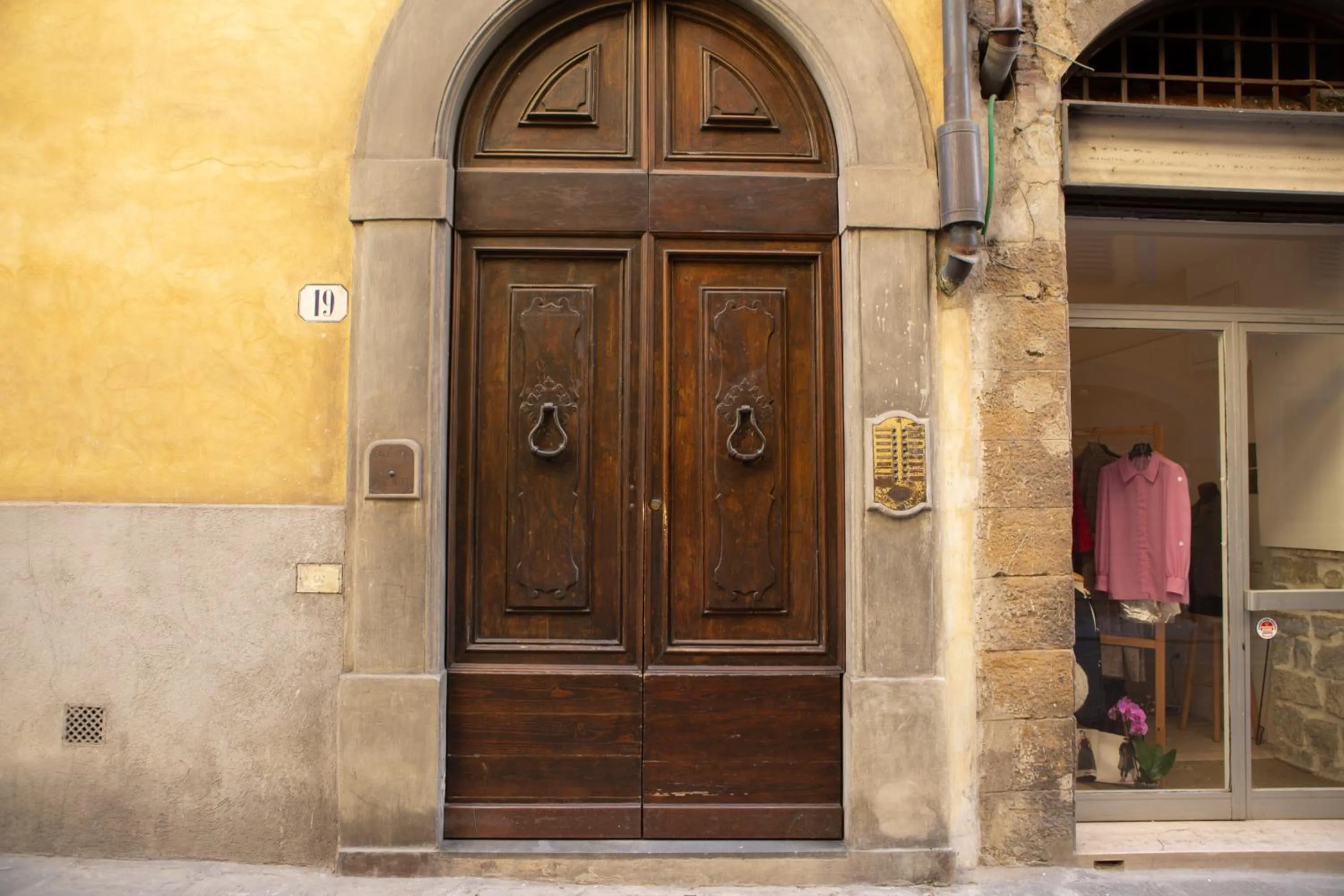 Facade/entrance in Bardi Suite by Mmega