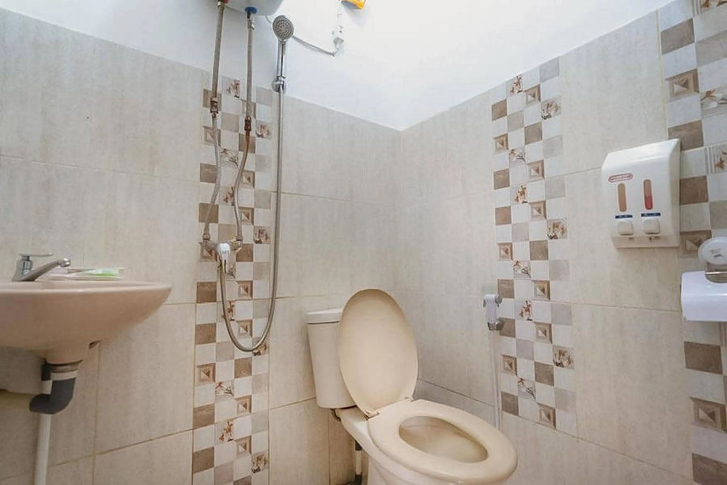 Bathroom in RedDoorz near RS Mitra Keluarga Depok