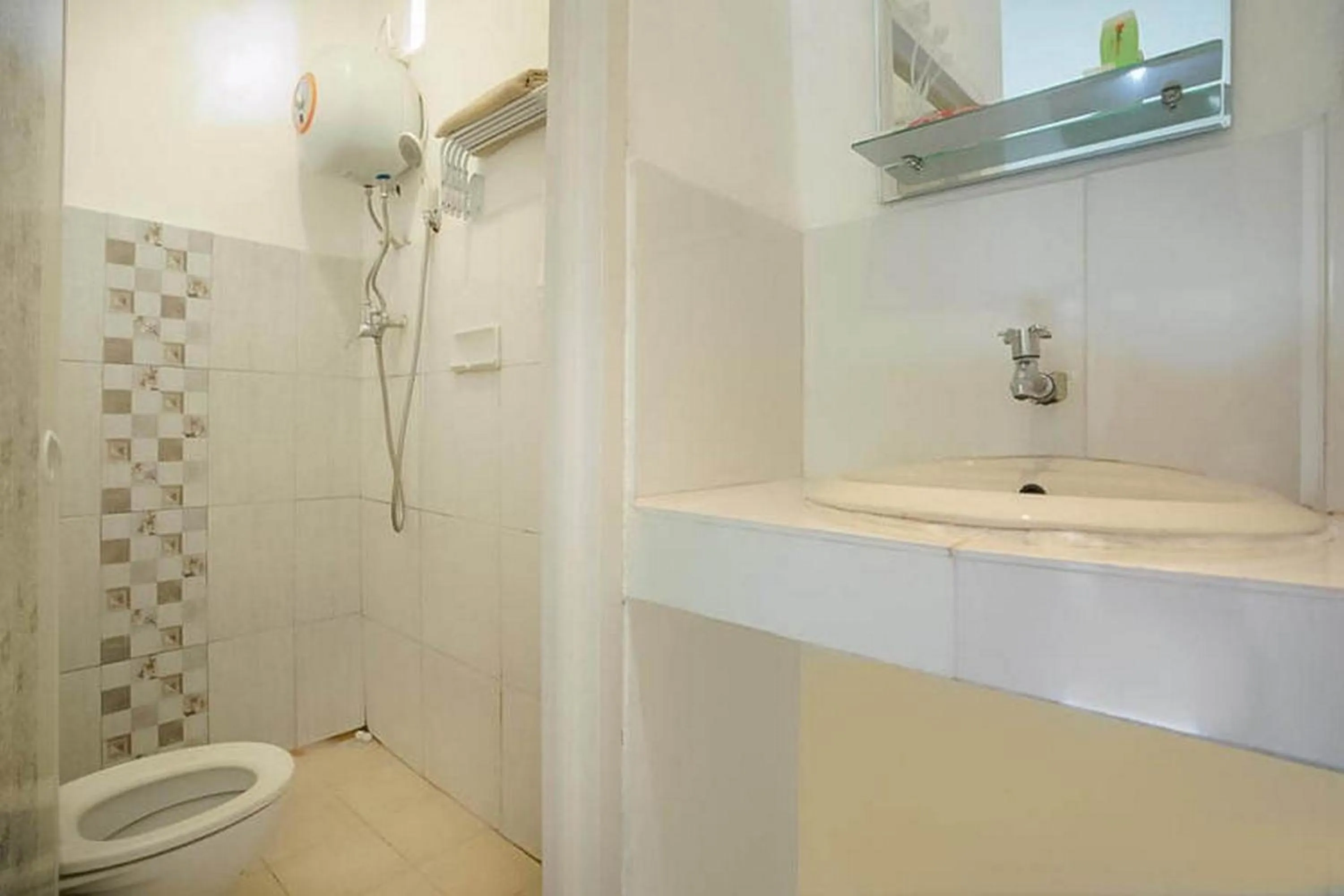 Bathroom in RedDoorz near RS Mitra Keluarga Depok