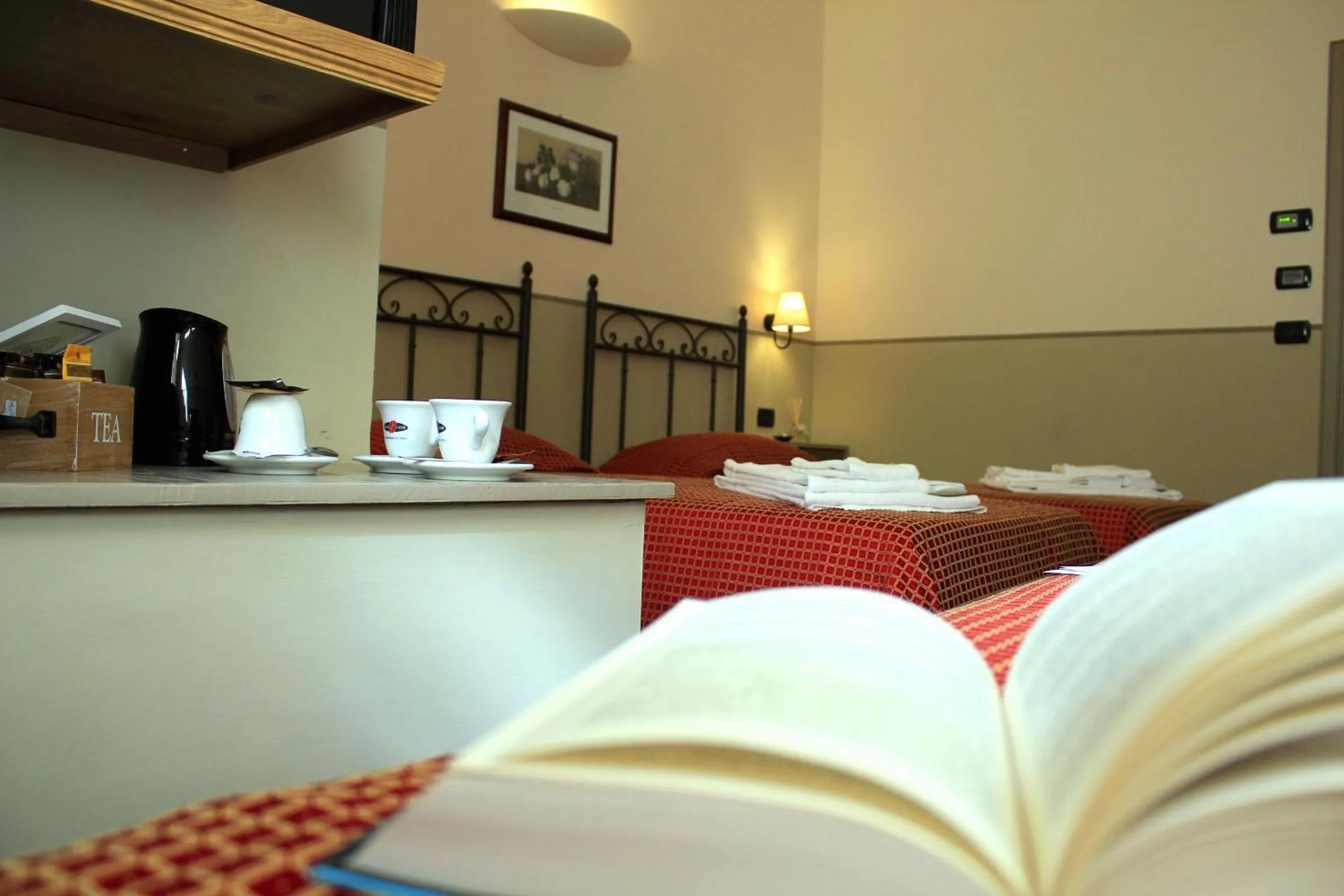 Coffee/tea facilities, Bed in Albergo Benito