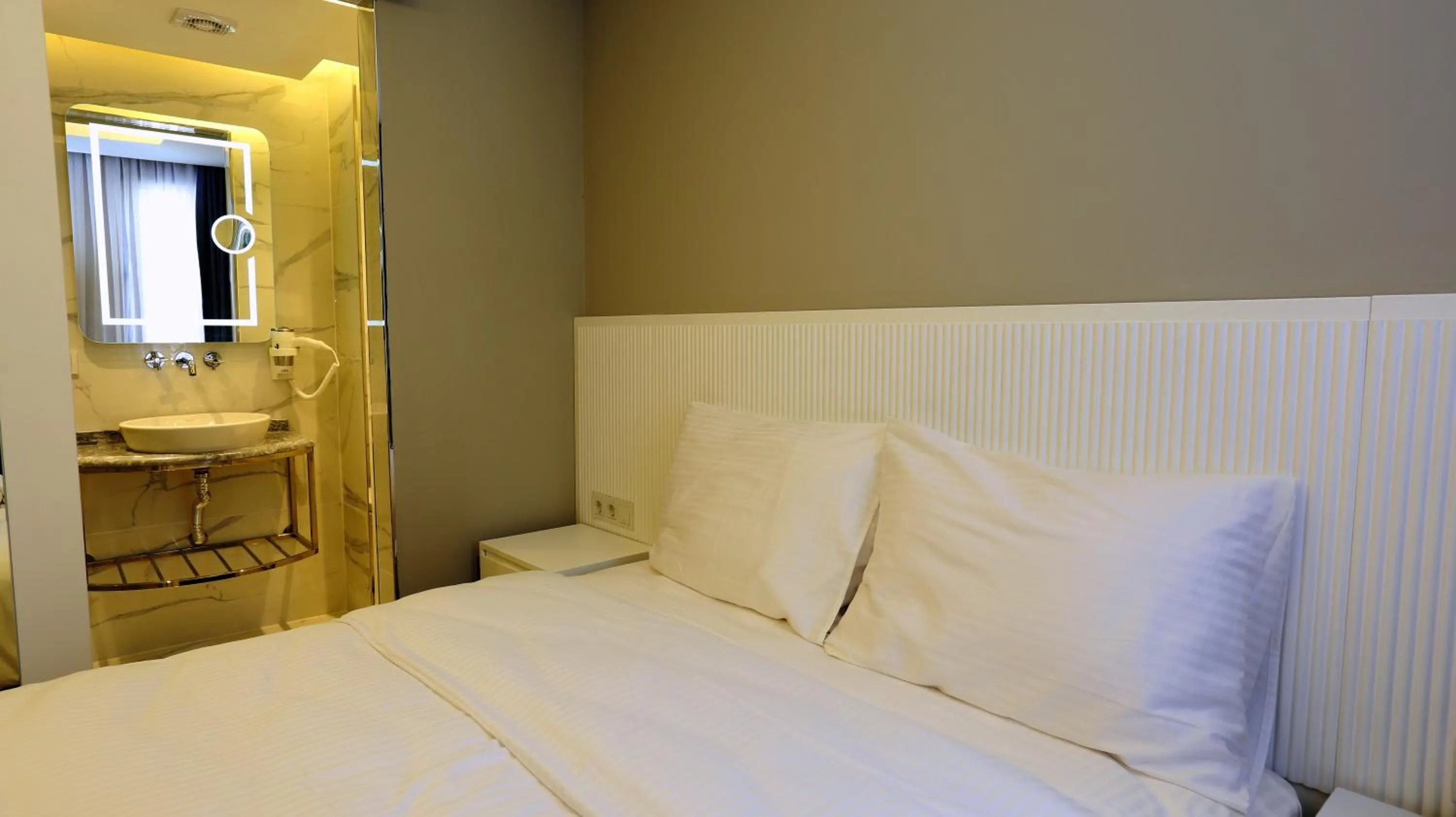 Bed in Sel Suite Hotel