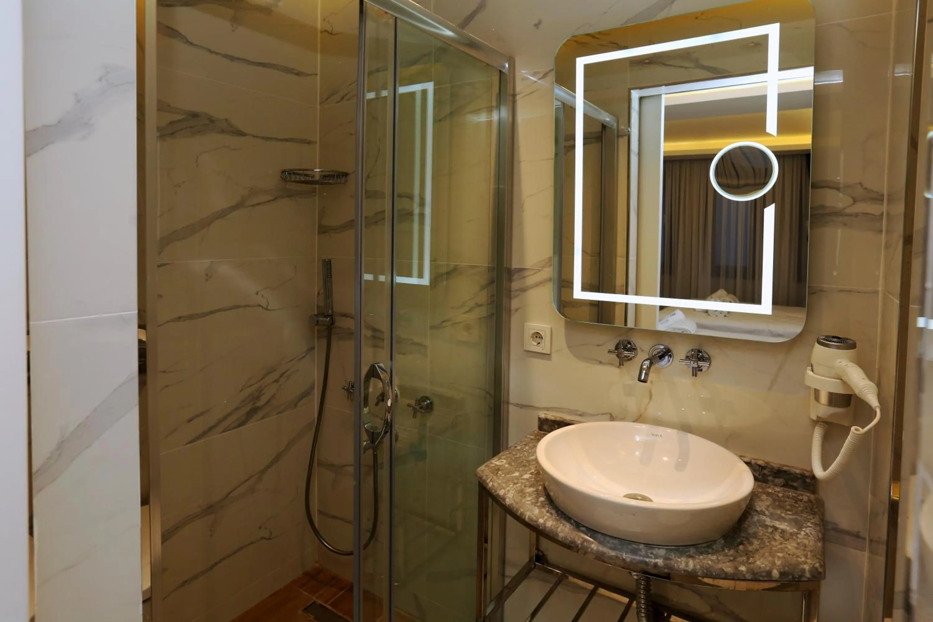 Bathroom in Sel Suite Hotel