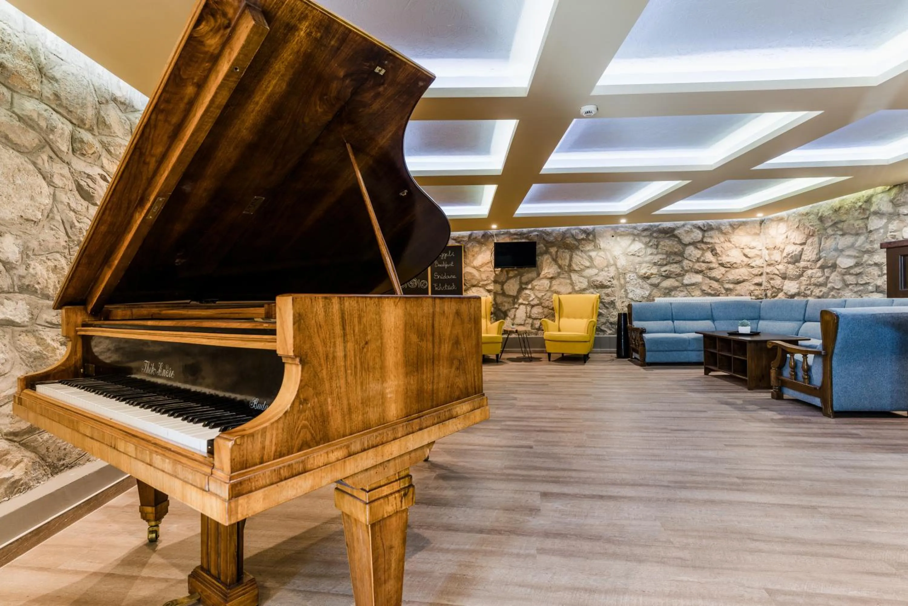 Communal lounge/ TV room in Amstel Hattyú Panzió -Érintésmentes bejelentkezés