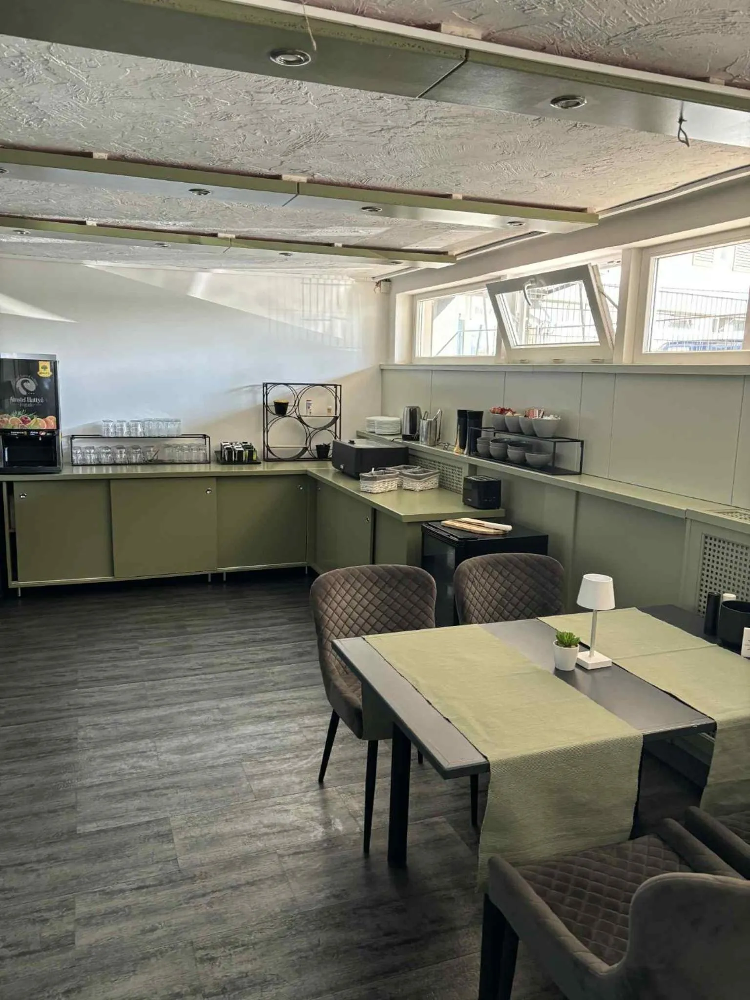 Amstel Hattyú Panzió -Érintésmentes bejelentkezés