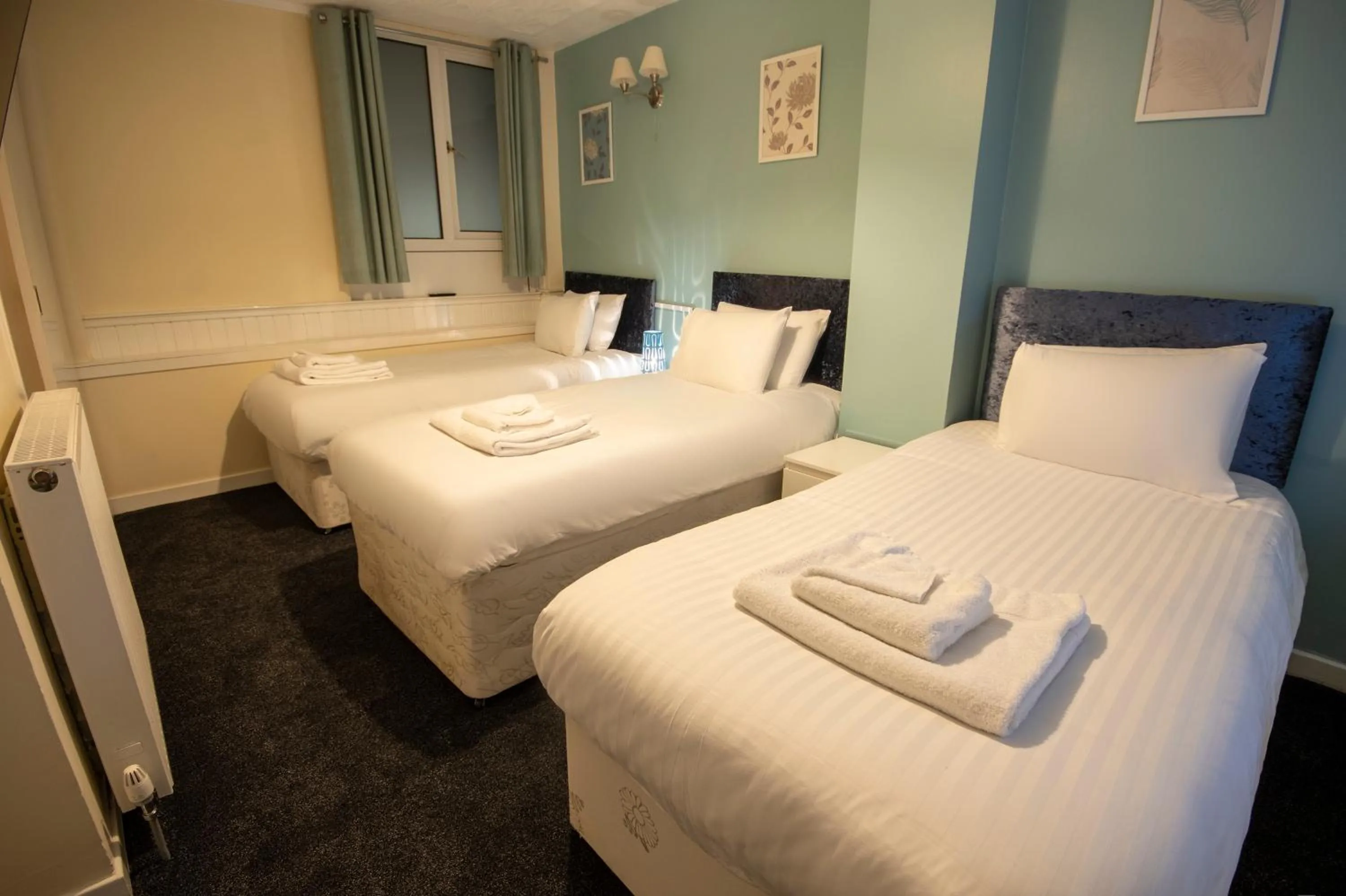 Bed in Irvine Riverside Guesthouse by Paymán Club