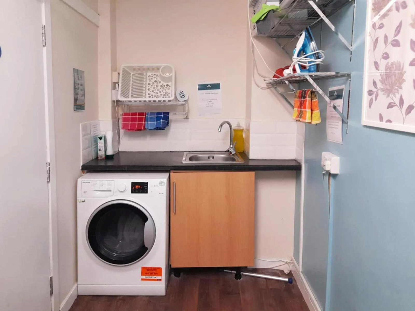 laundry in Irvine Riverside Guesthouse by Paymán Club