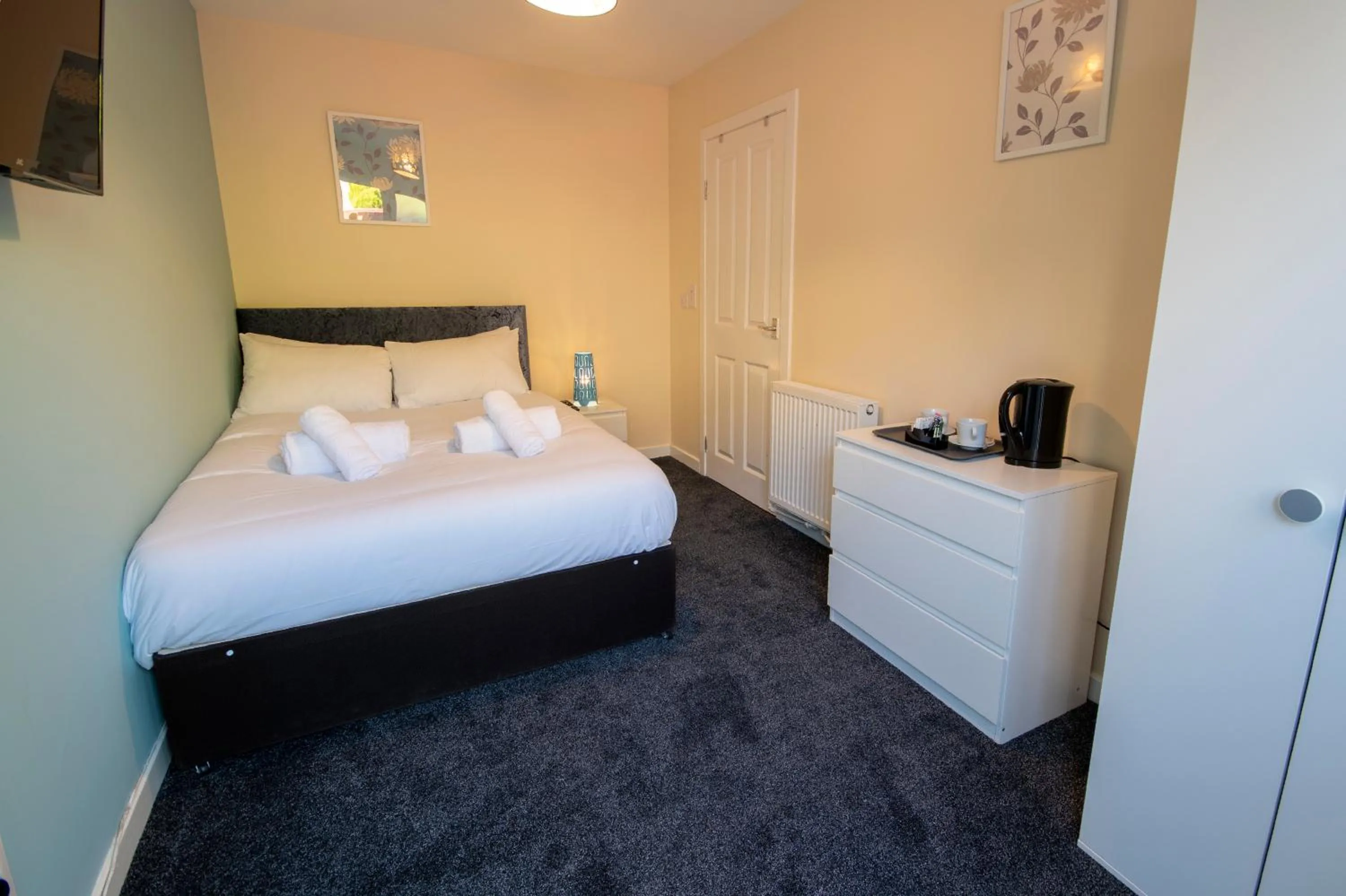 Bed in Irvine Riverside Guesthouse by Paymán Club