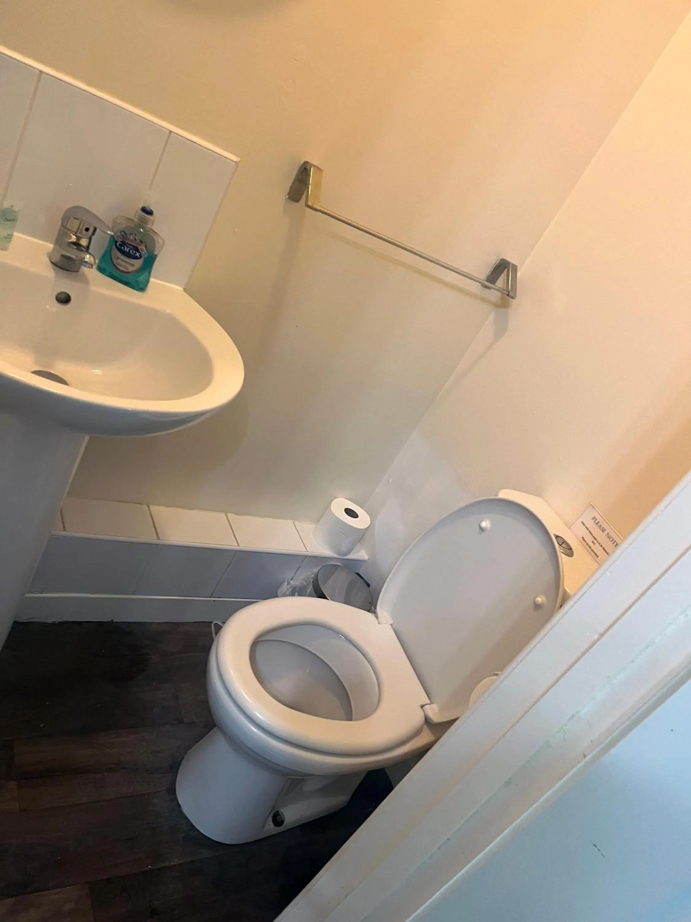 Bathroom in Irvine Riverside Guesthouse by Paymán Club