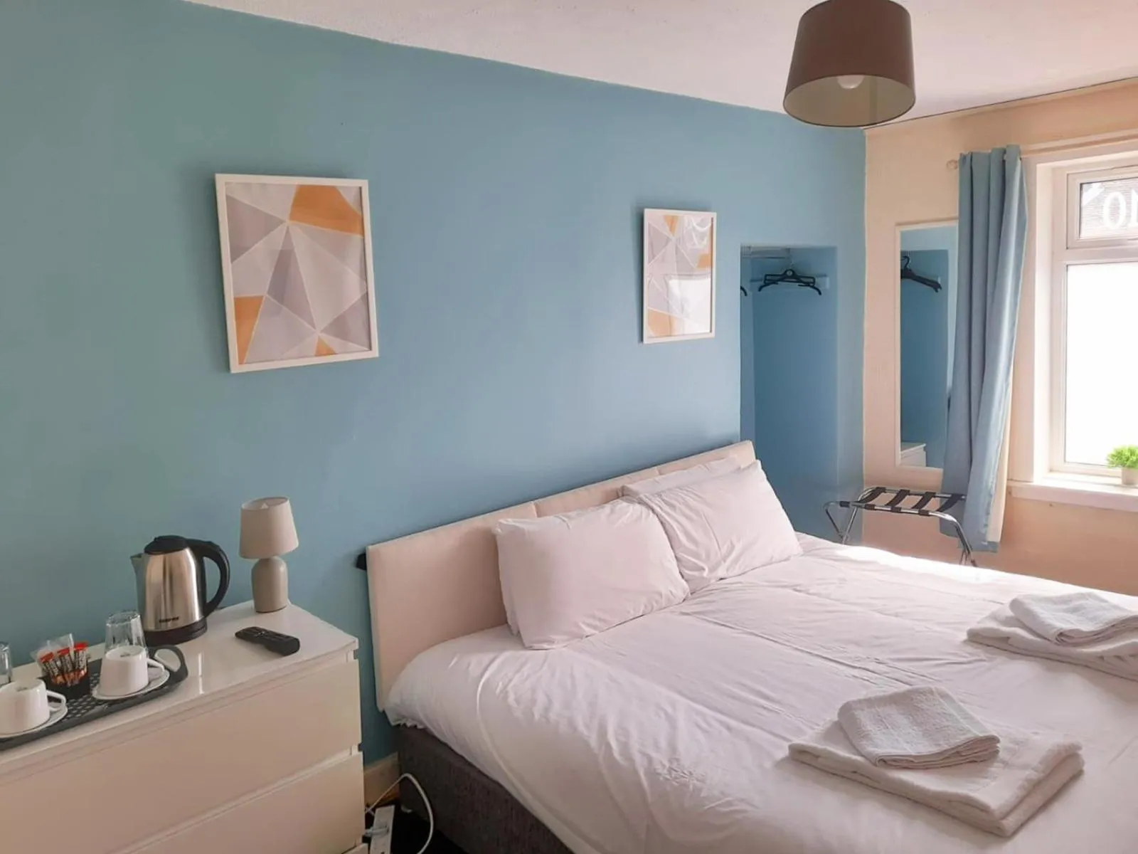 Bed in Irvine Riverside Guesthouse by Paymán Club