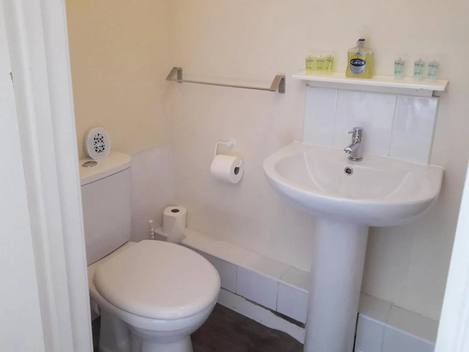 Bathroom in Irvine Riverside Guesthouse by Paymán Club