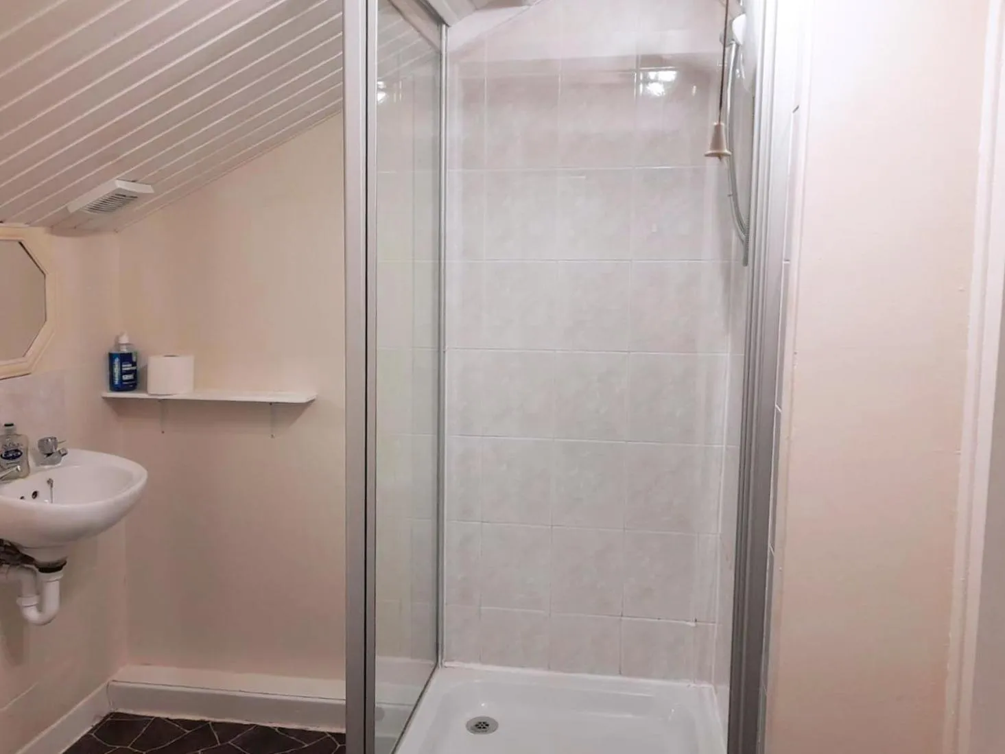 Shower in Irvine Riverside Guesthouse by Paymán Club