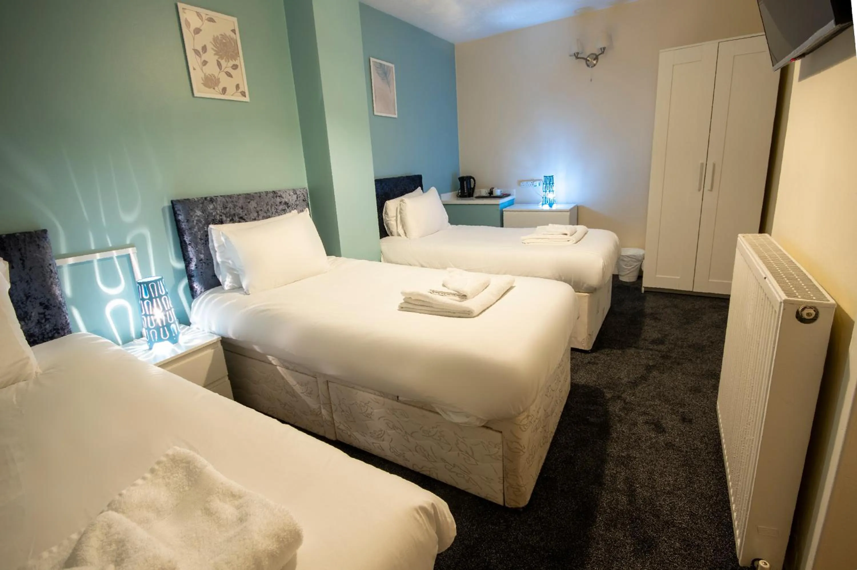 Bed in Irvine Riverside Guesthouse by Paymán Club