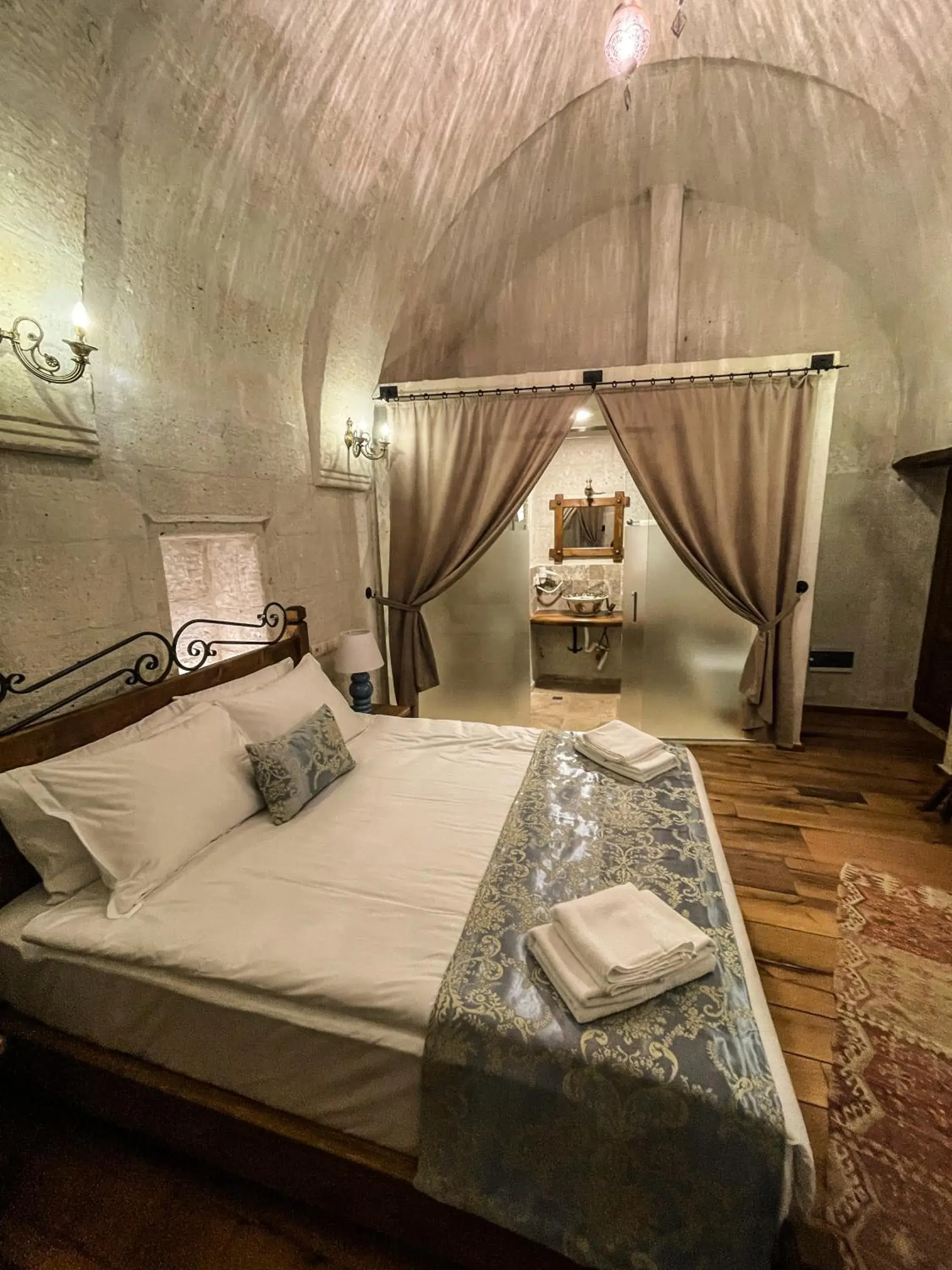 Large Double Room - single occupancy in Kemerli House Large Double Room - single occupancy in Kemerli House