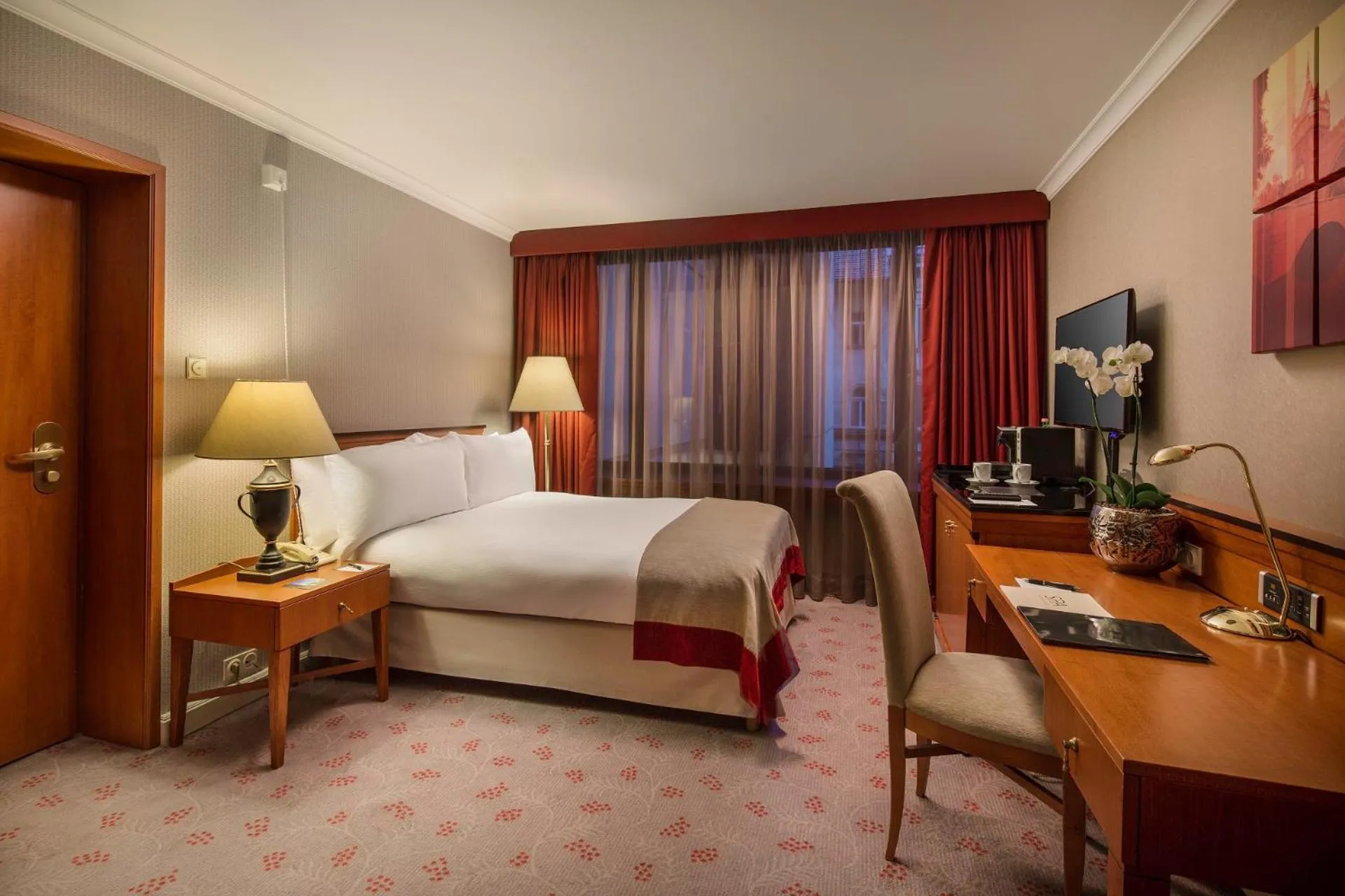 acessibility, Bed in InterContinental Budapest by IHG