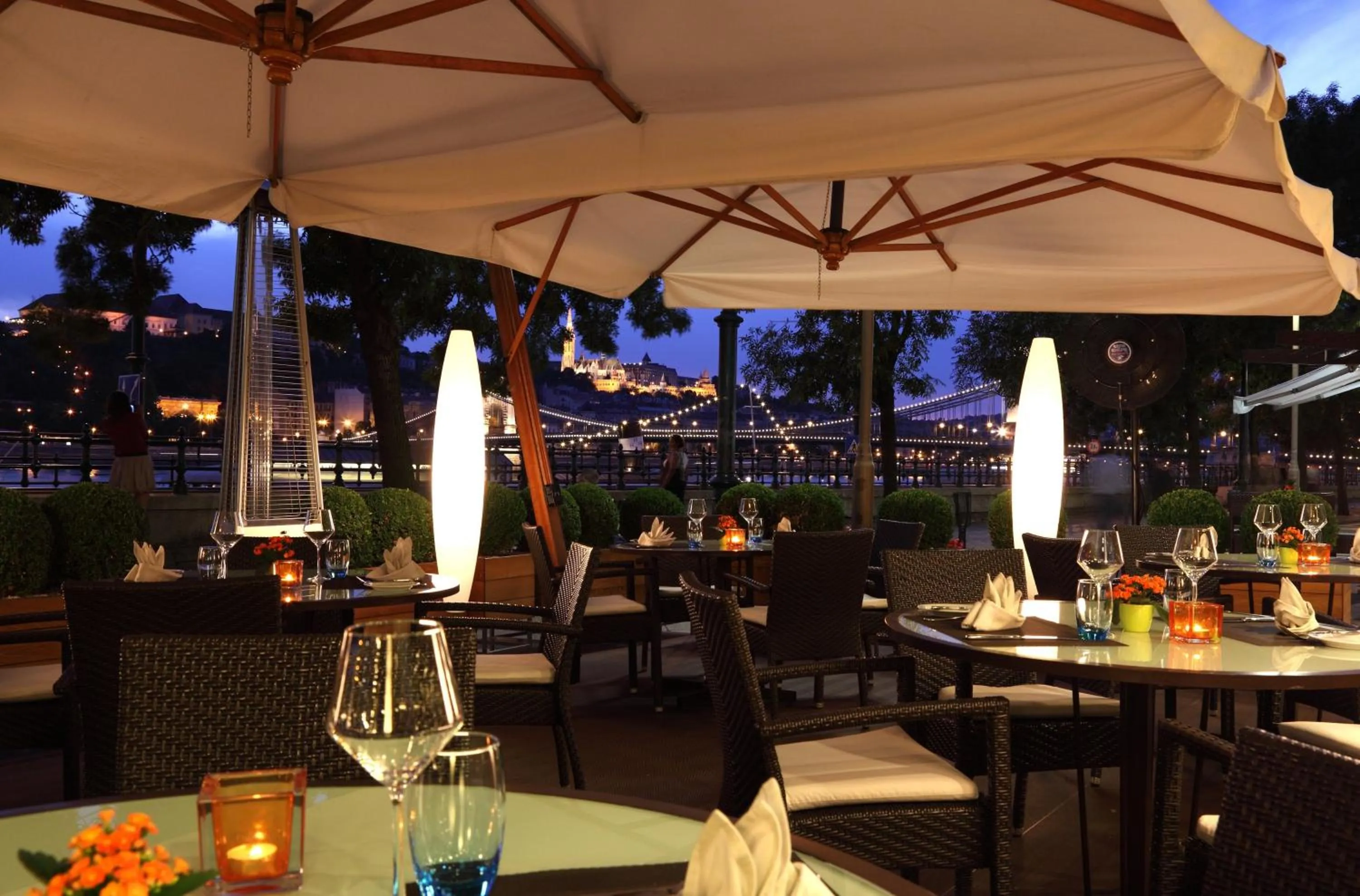 Lounge or bar in InterContinental Budapest by IHG