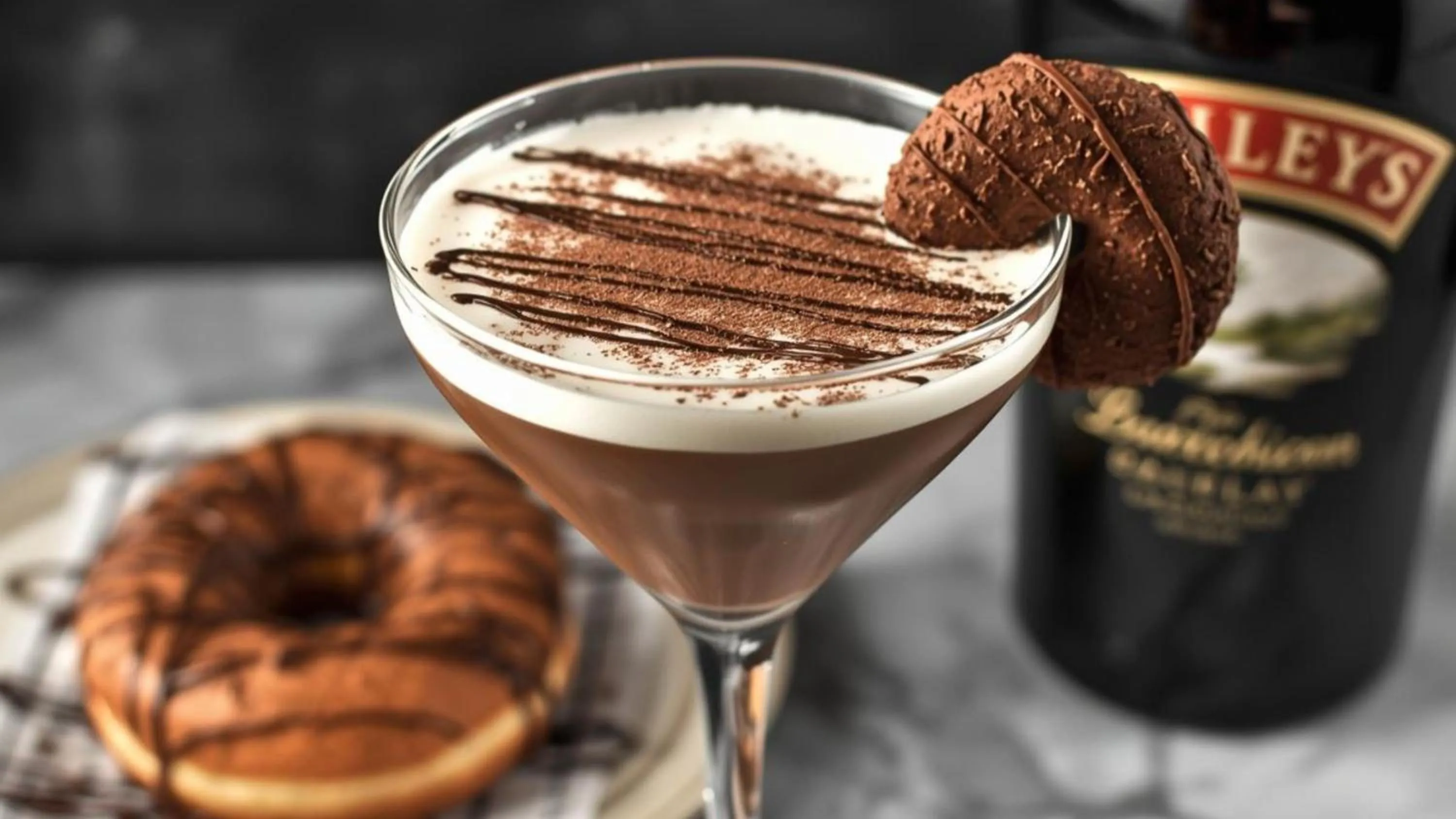 Lounge or bar in InterContinental Budapest by IHG