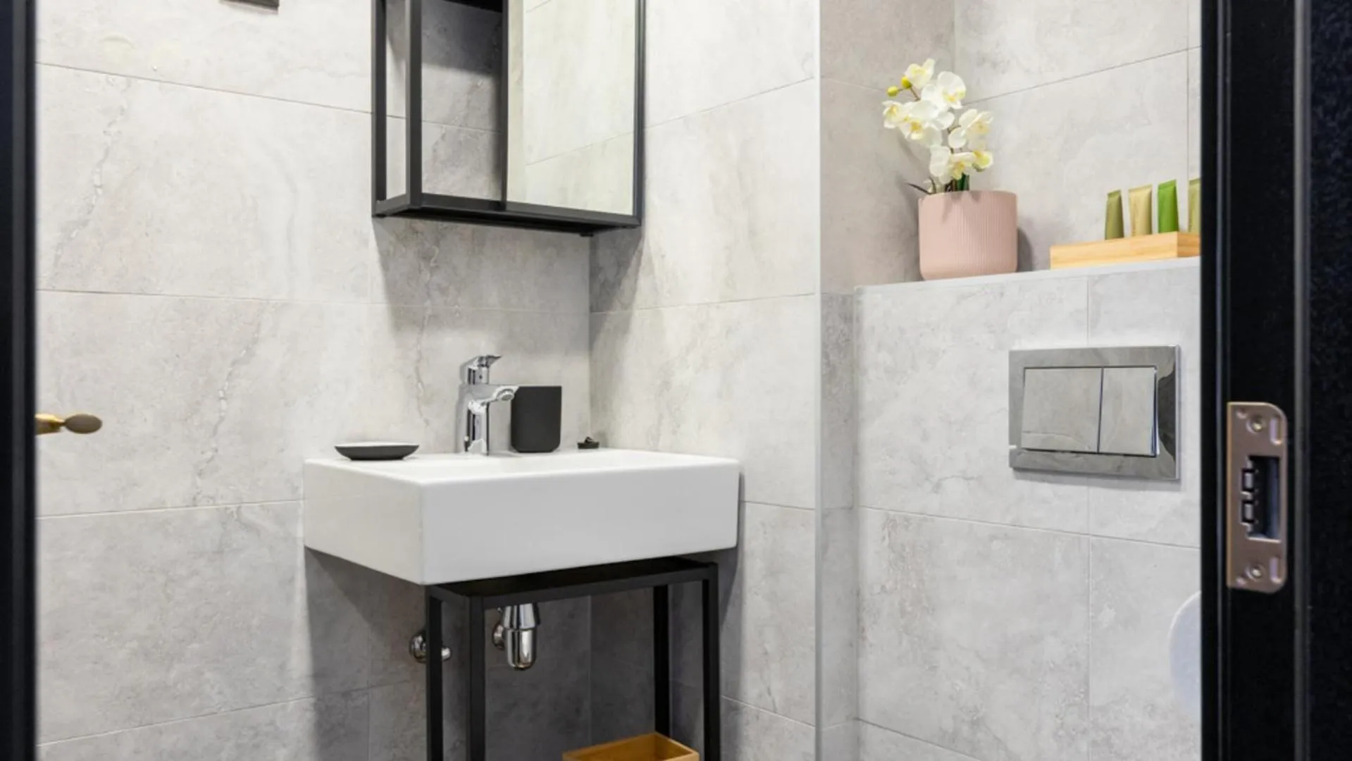 Shower in Bob W Tartu Old Town