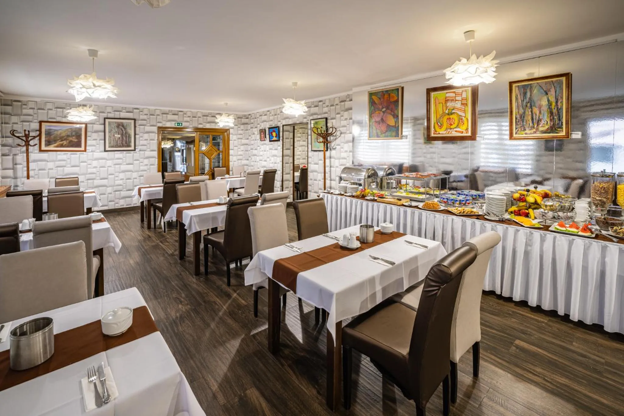 Restaurant/places to eat in Hotel Central