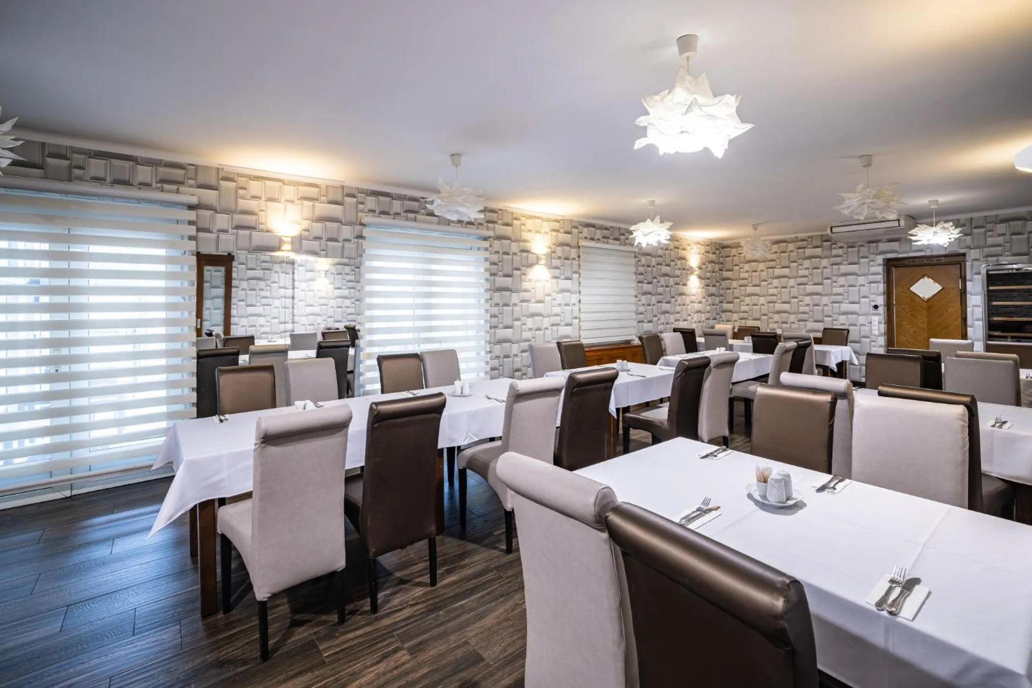 Restaurant/places to eat in Hotel Central