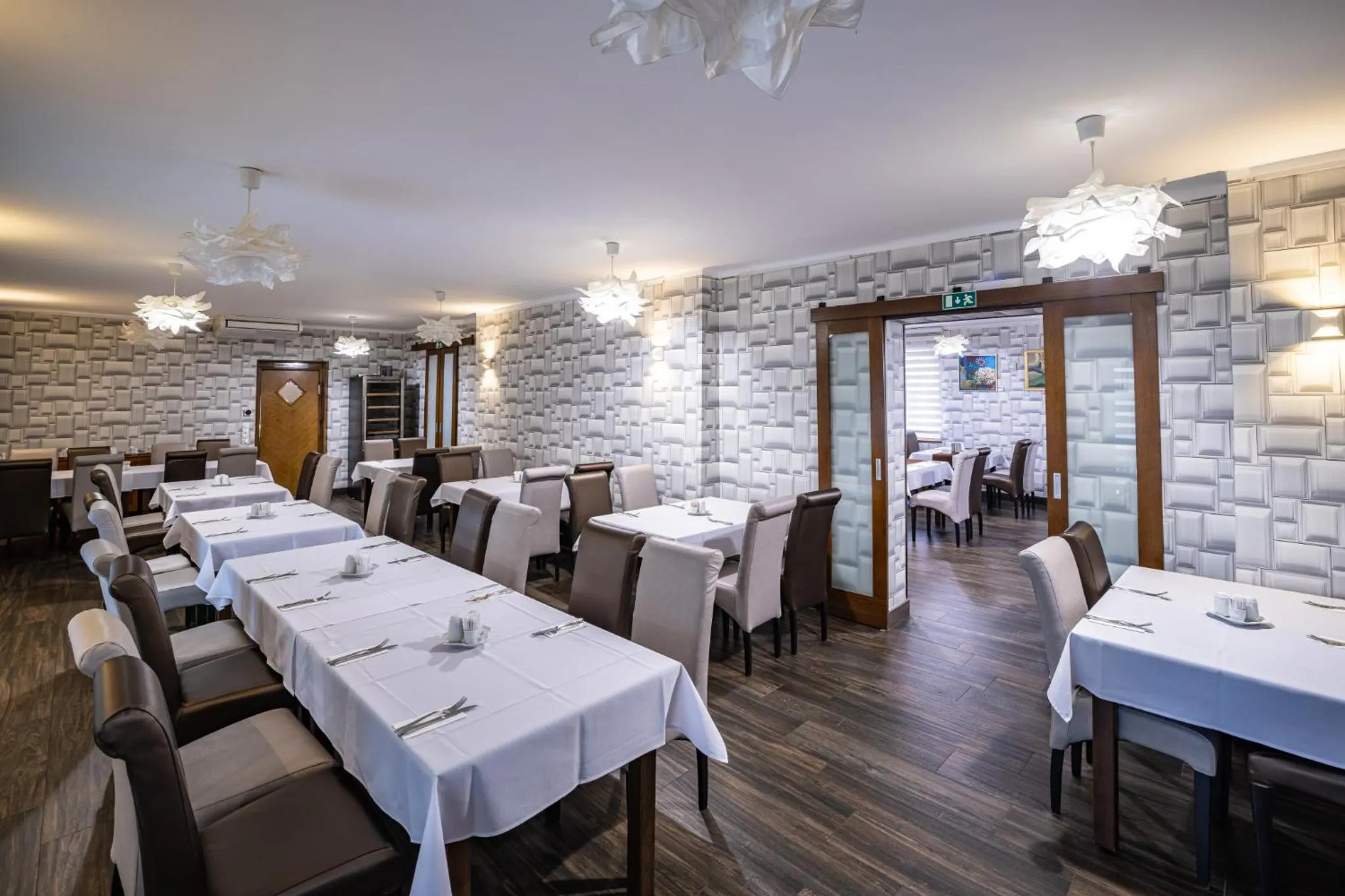 Restaurant/places to eat in Hotel Central