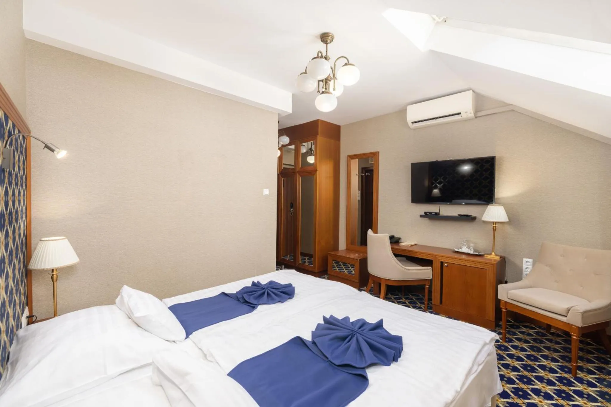 Photo of the whole room, Bed in Hotel Central