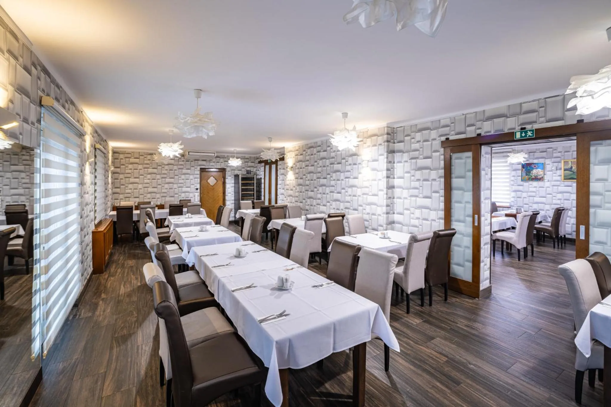 Restaurant/places to eat in Hotel Central