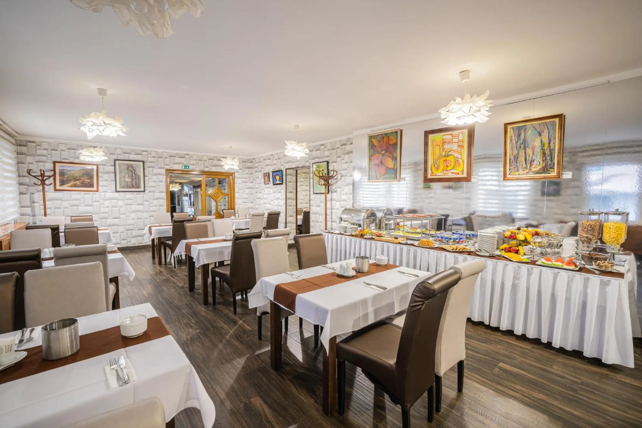 Restaurant/places to eat in Hotel Central