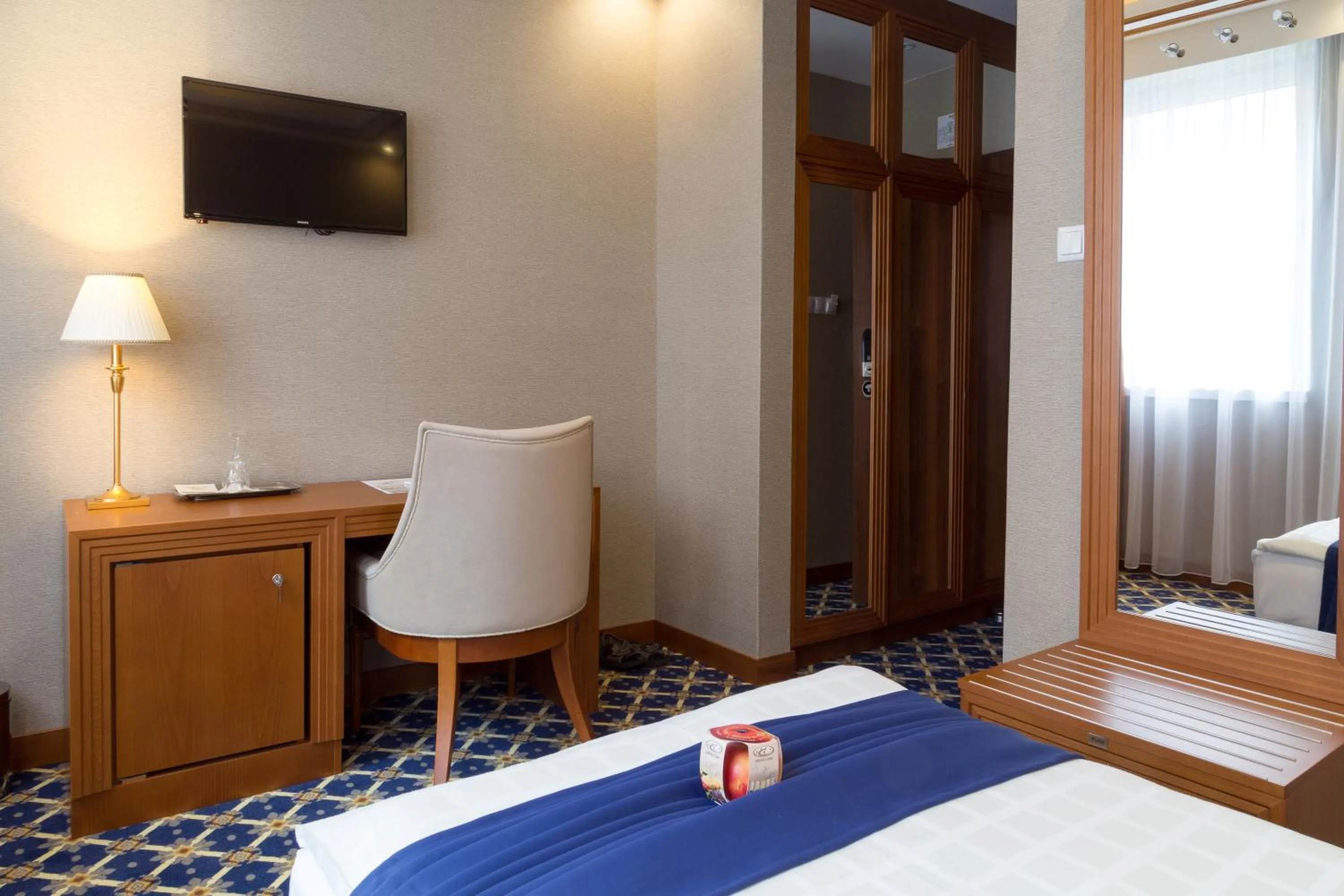 Photo of the whole room, Bed in Hotel Central