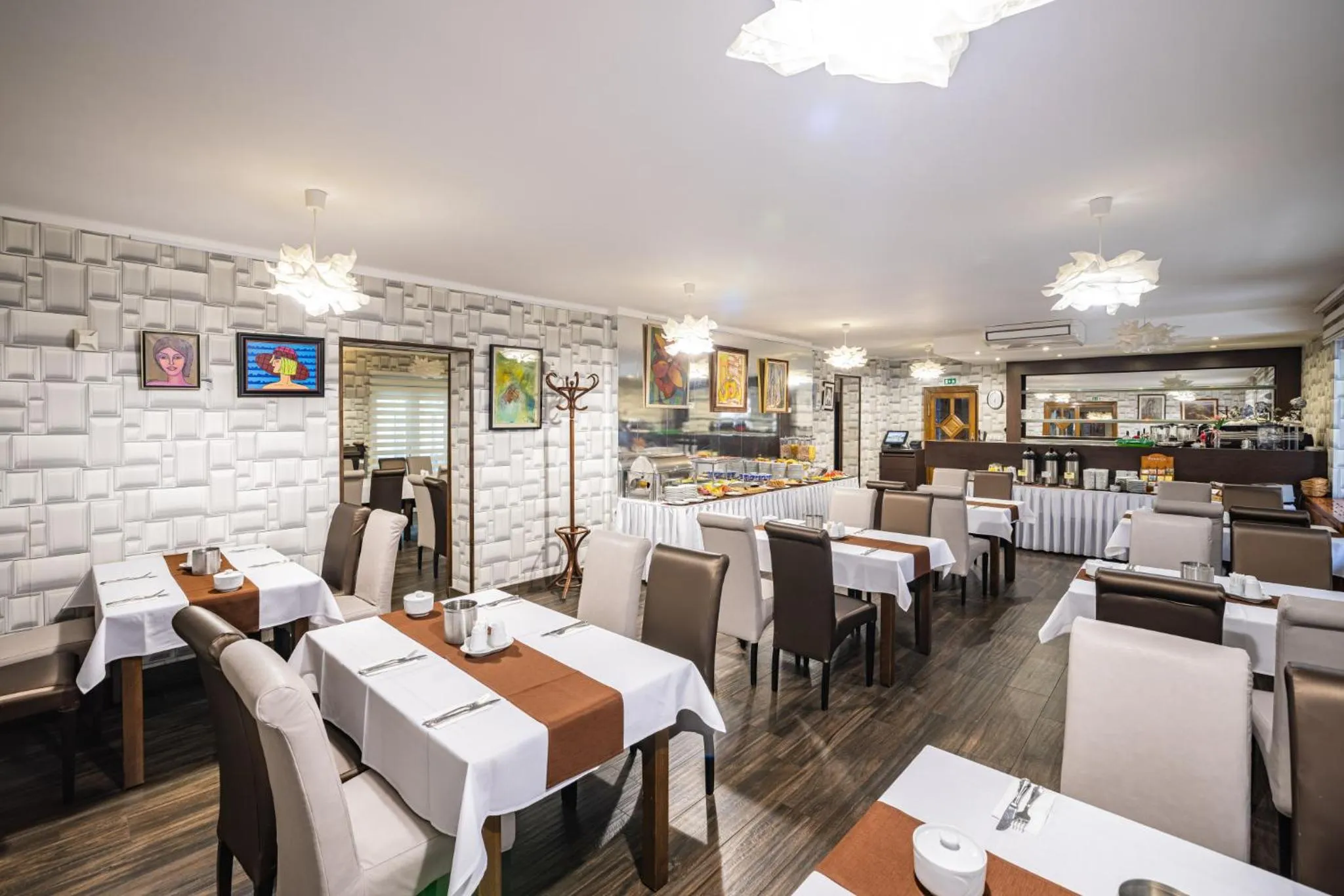 Restaurant/places to eat in Hotel Central