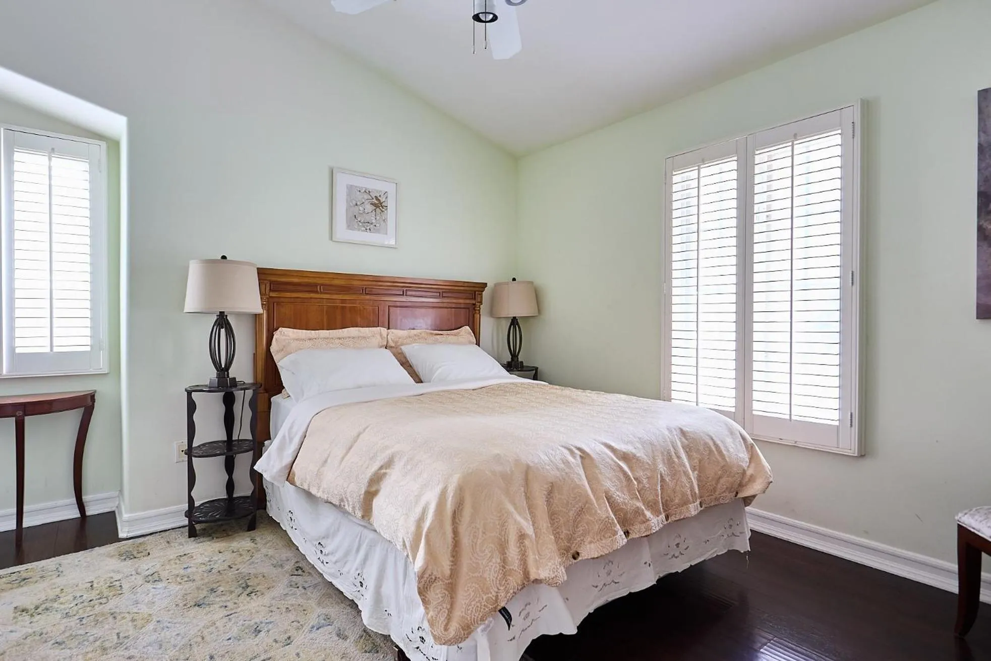 Bed in Hollywood Hills Homestay