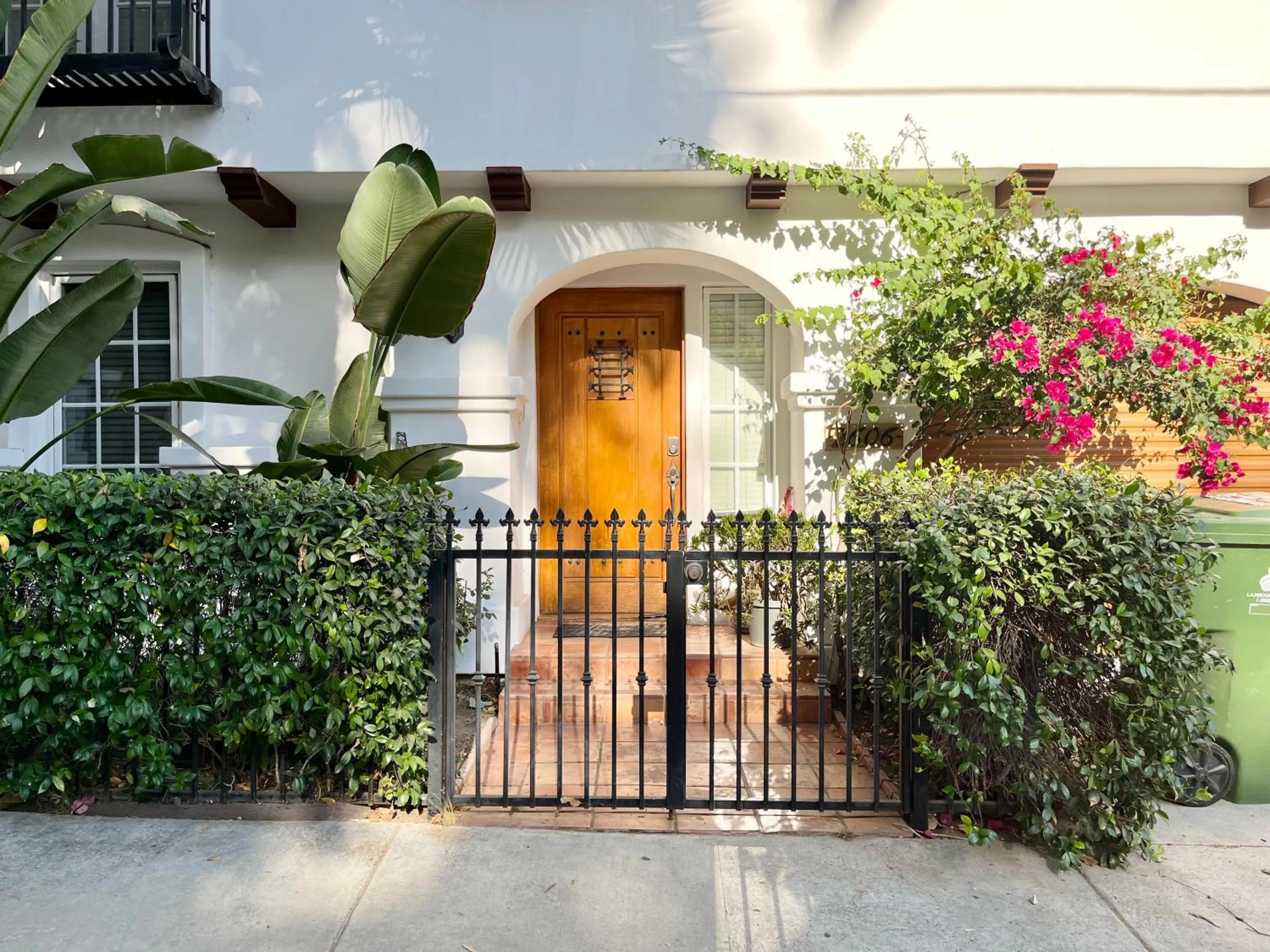 Facade/entrance in Hollywood Hills Homestay