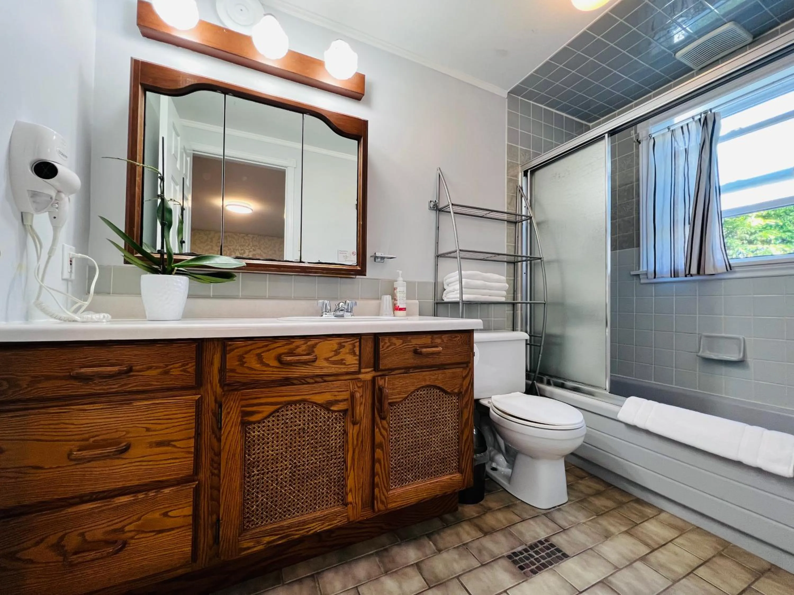 Lee's Ocean Peek B & B