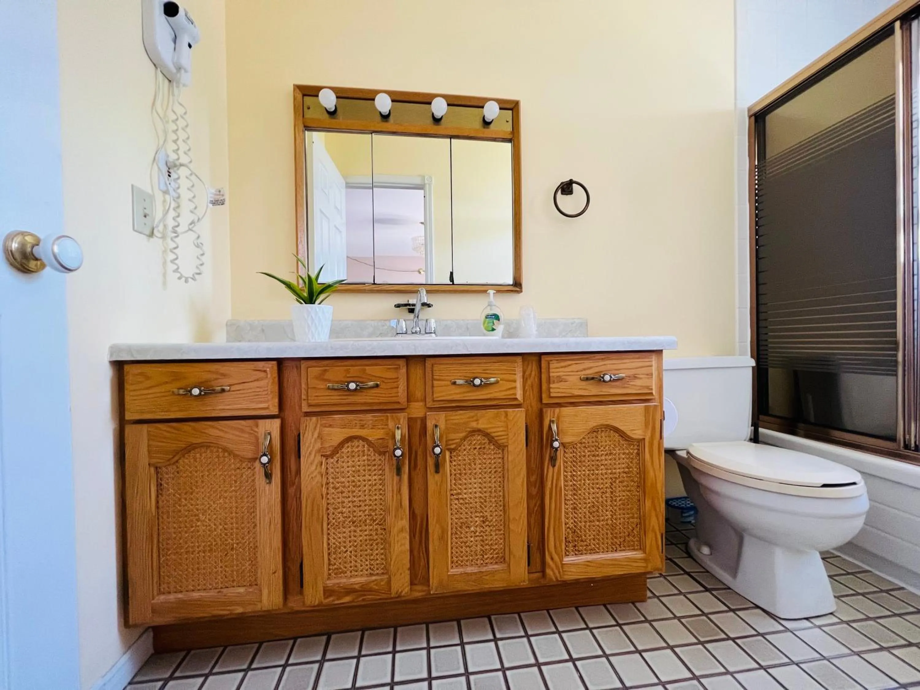 Lee's Ocean Peek B & B