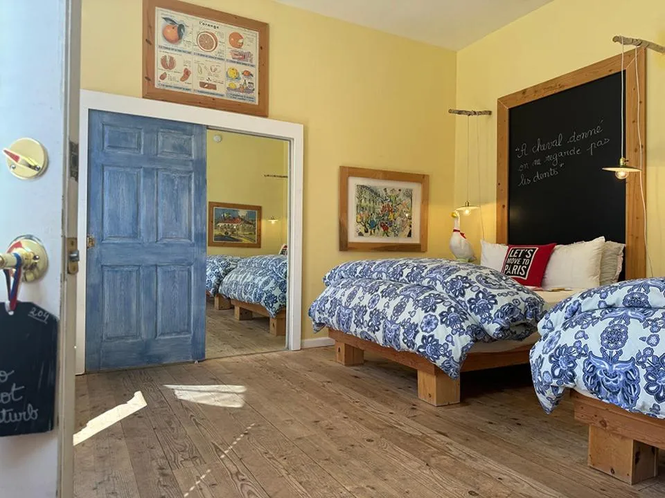 Bed in metro hotel and Cafe