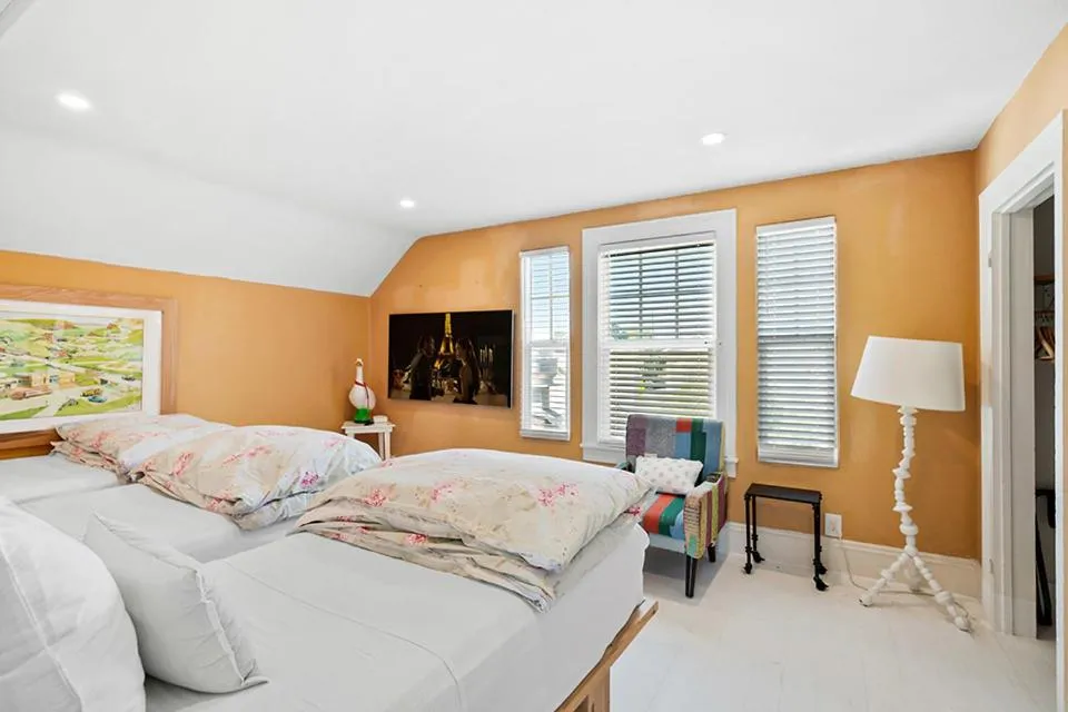 Bed in metro hotel and Cafe