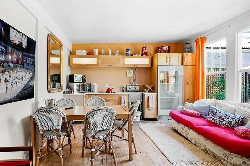 metro hotel and Cafe