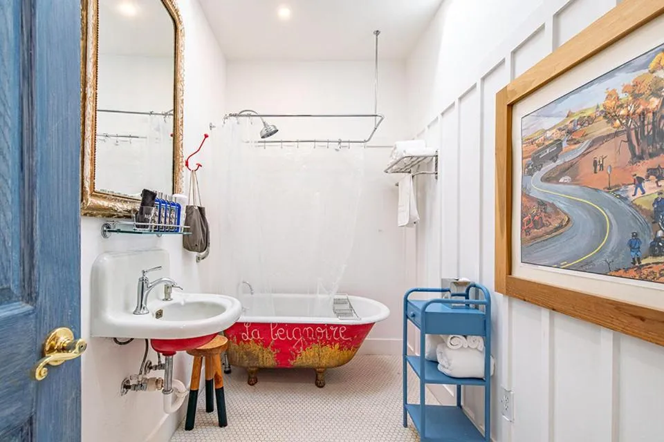 metro hotel and Cafe