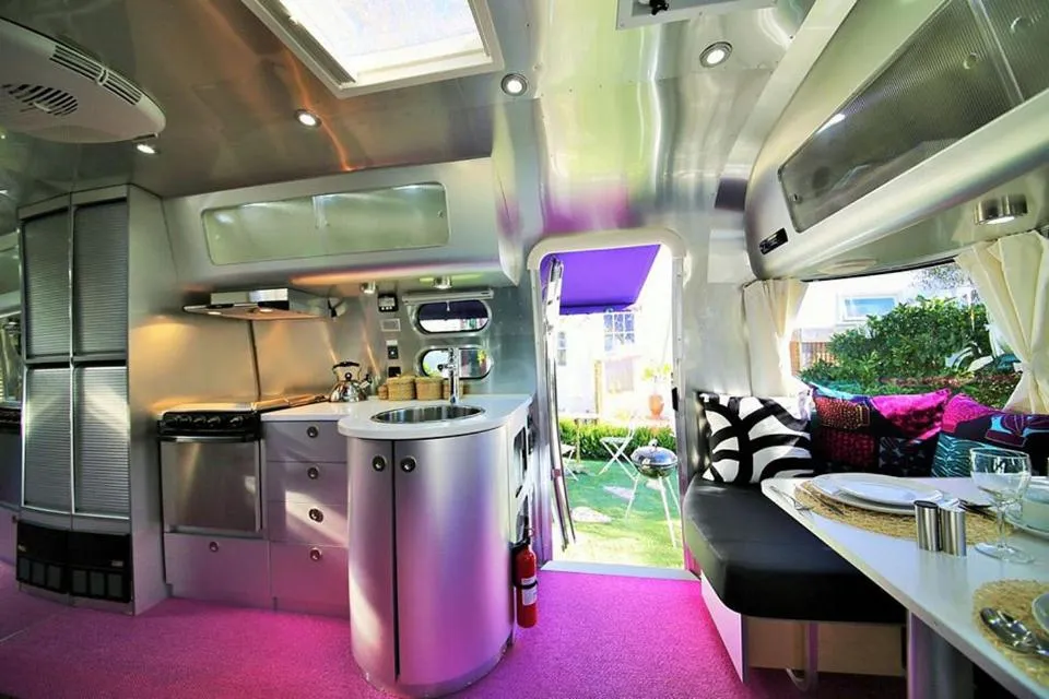 metro hotel and Cafe