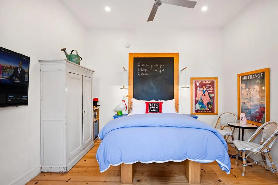 Bed in metro hotel and Cafe