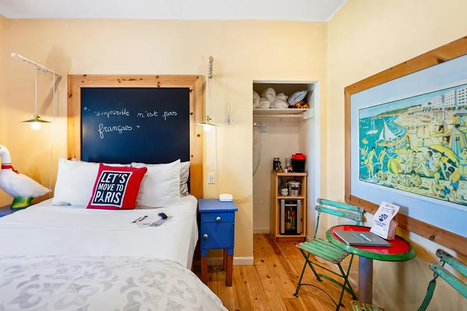 Bed in metro hotel and Cafe