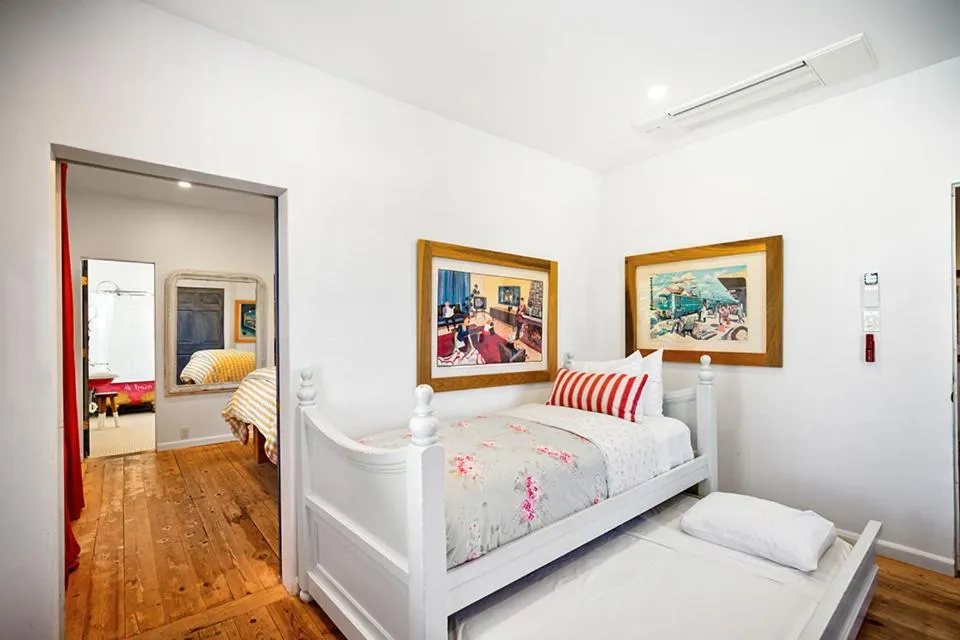 Bed in metro hotel and Cafe