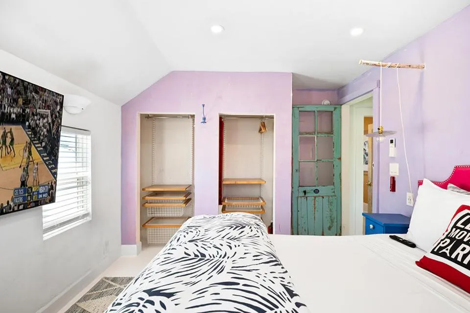 Bed in metro hotel and Cafe