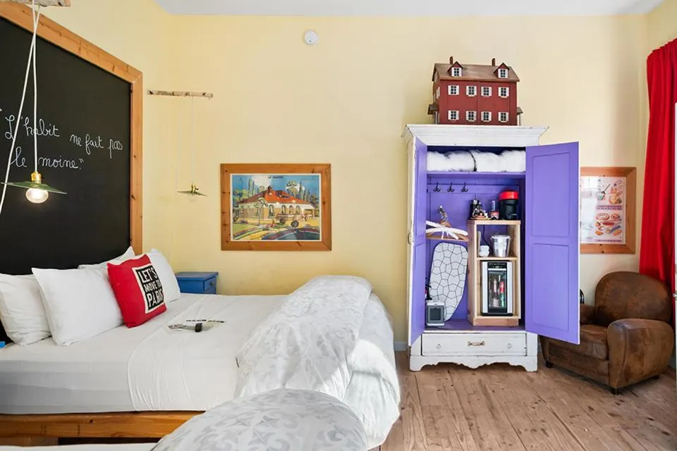 metro hotel and Cafe