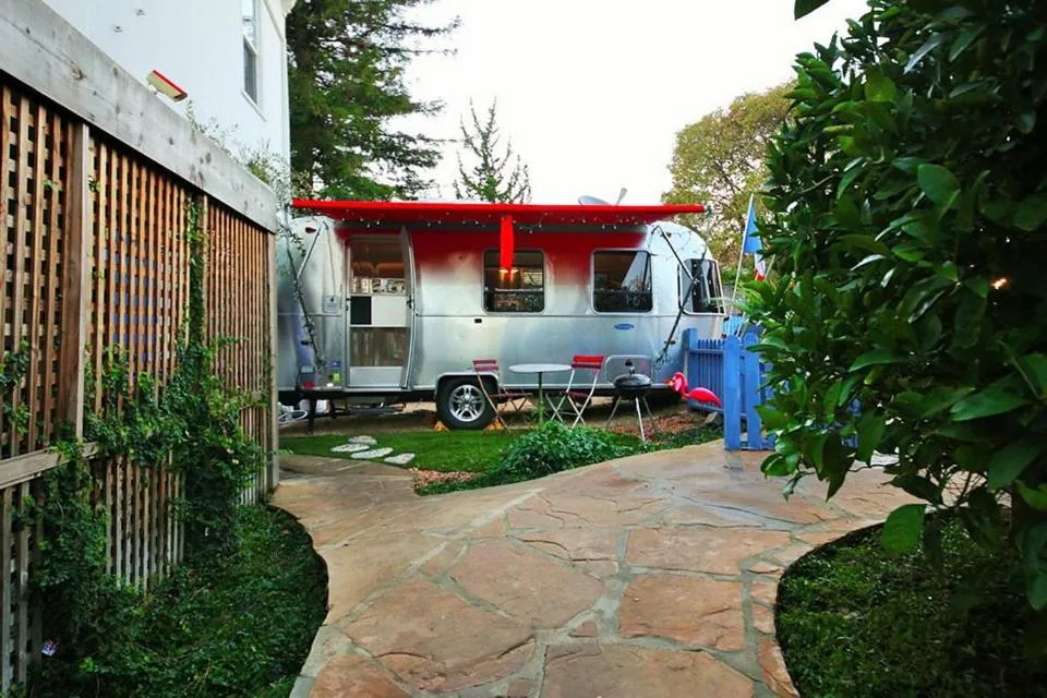 metro hotel and Cafe