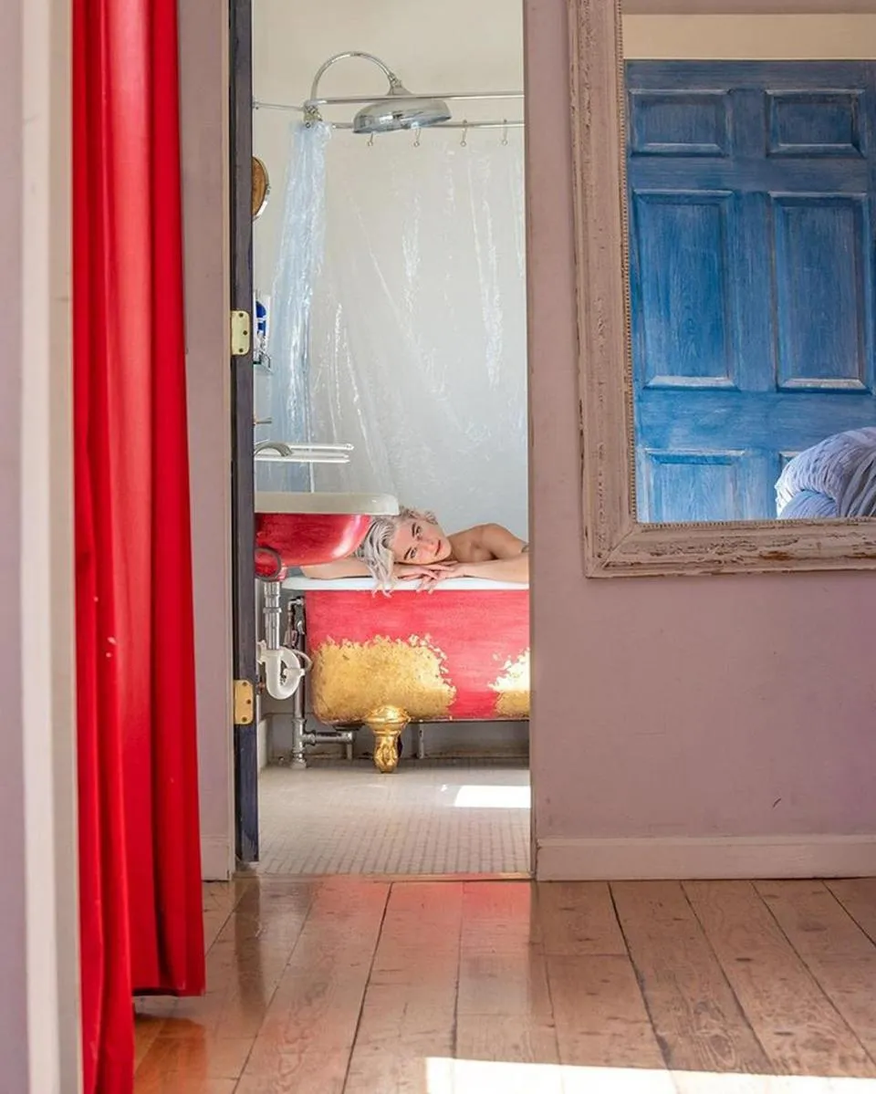 Bed in metro hotel and Cafe