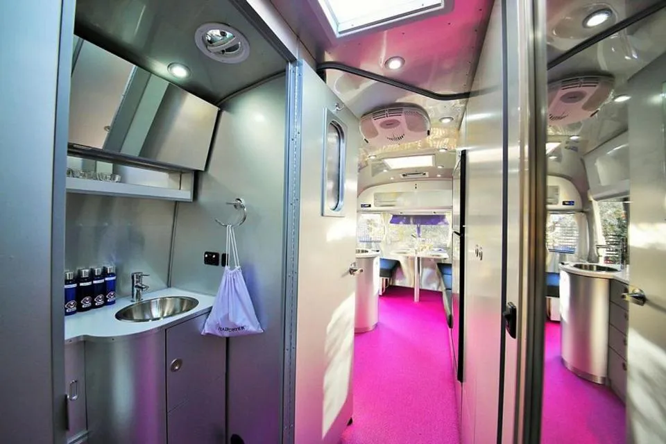 metro hotel and Cafe