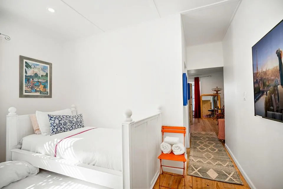 Bed in metro hotel and Cafe