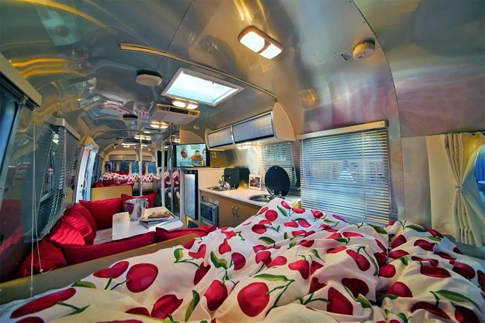 Bed in metro hotel and Cafe