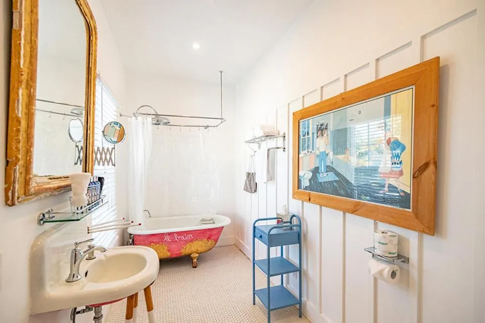 metro hotel and Cafe