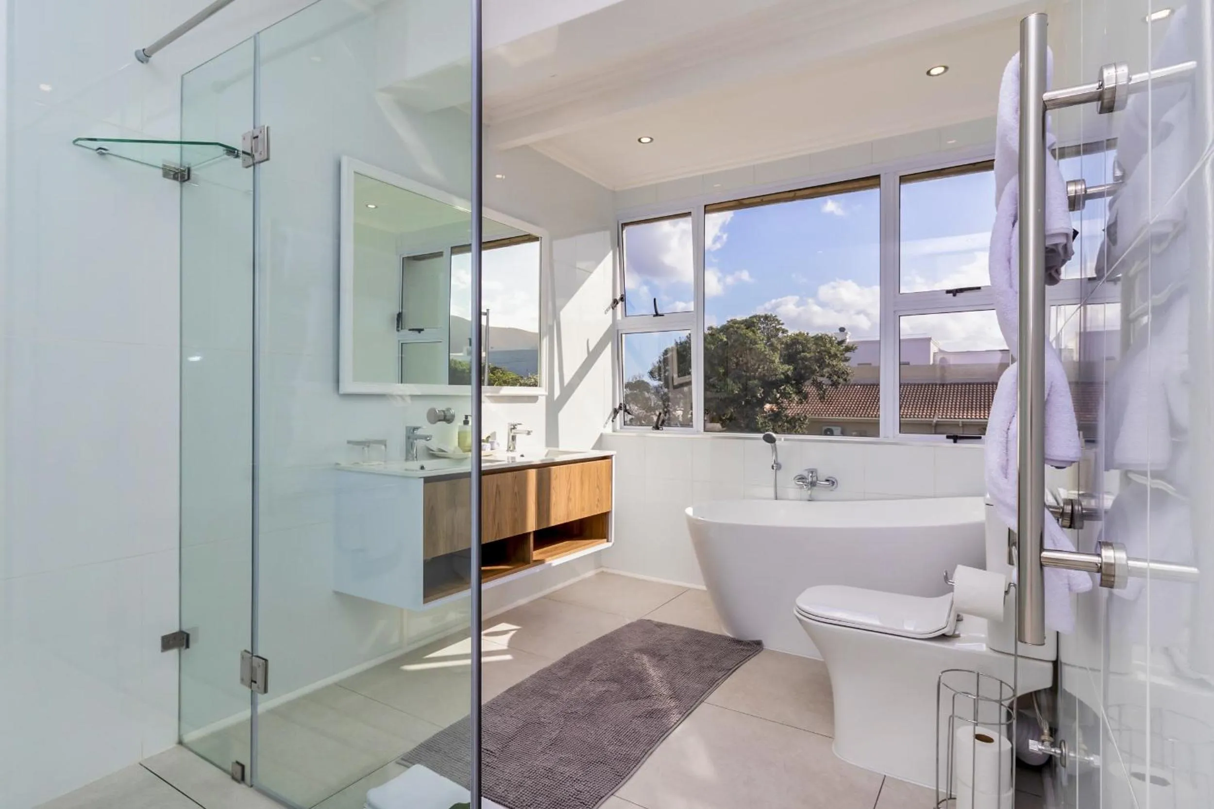 Hermanus Beachfront Lodge - Solar Power